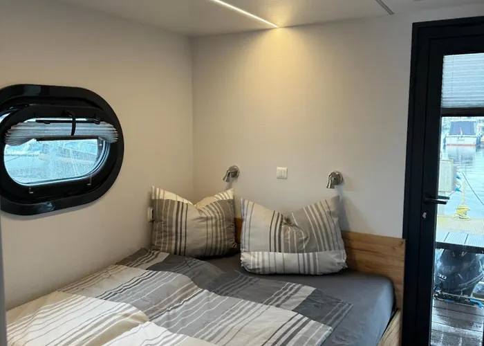 Båthotell Hausboot Komet Luxus Und Pur Max 5 Pers Maasbommel